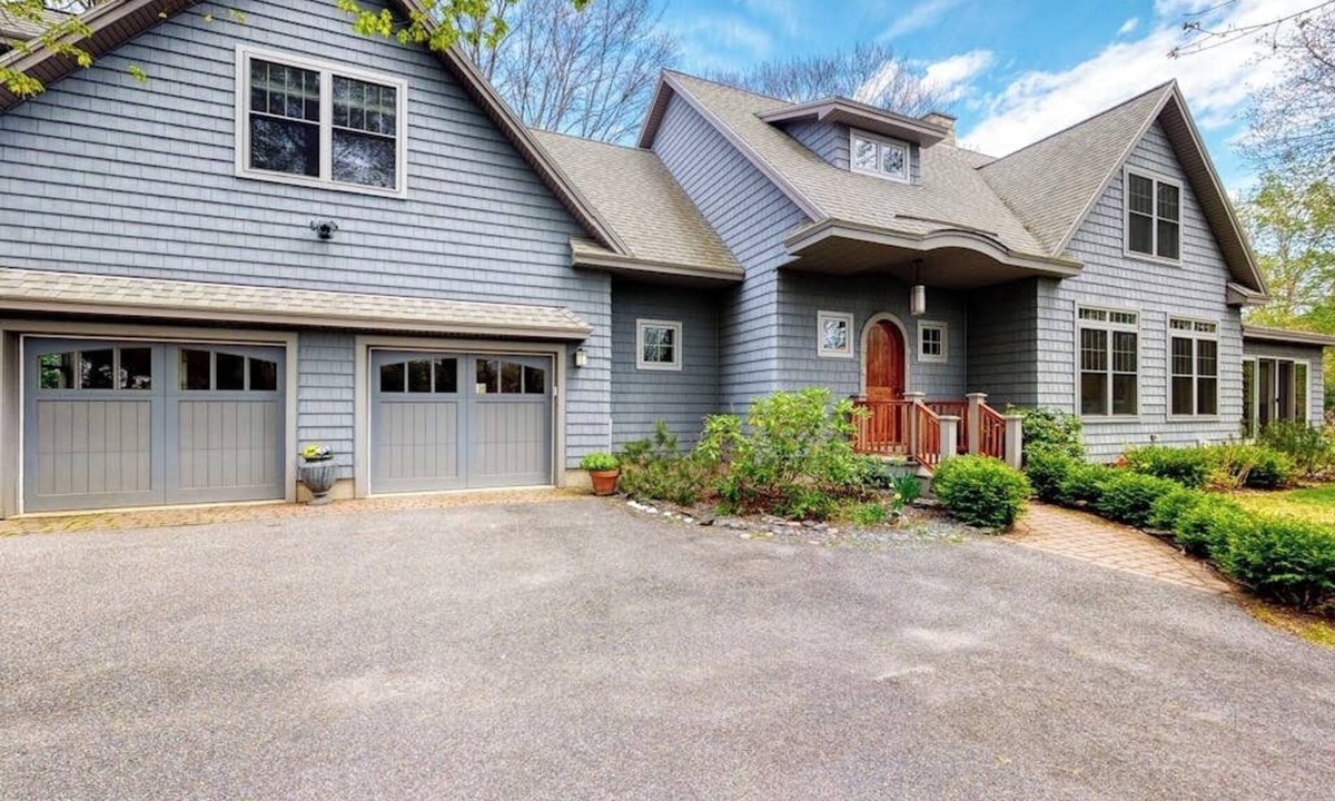 Cape Neddick House | Spacious home with sunroom, yard, & fireplace - close to town & sites