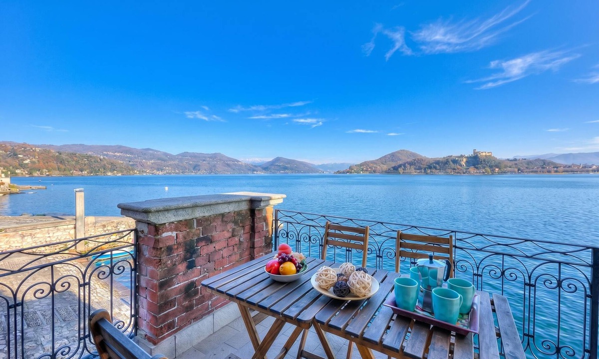 Arona Apartment | Stella Del Lago Pied Dans L'Eau in Arona, Arona, Italy