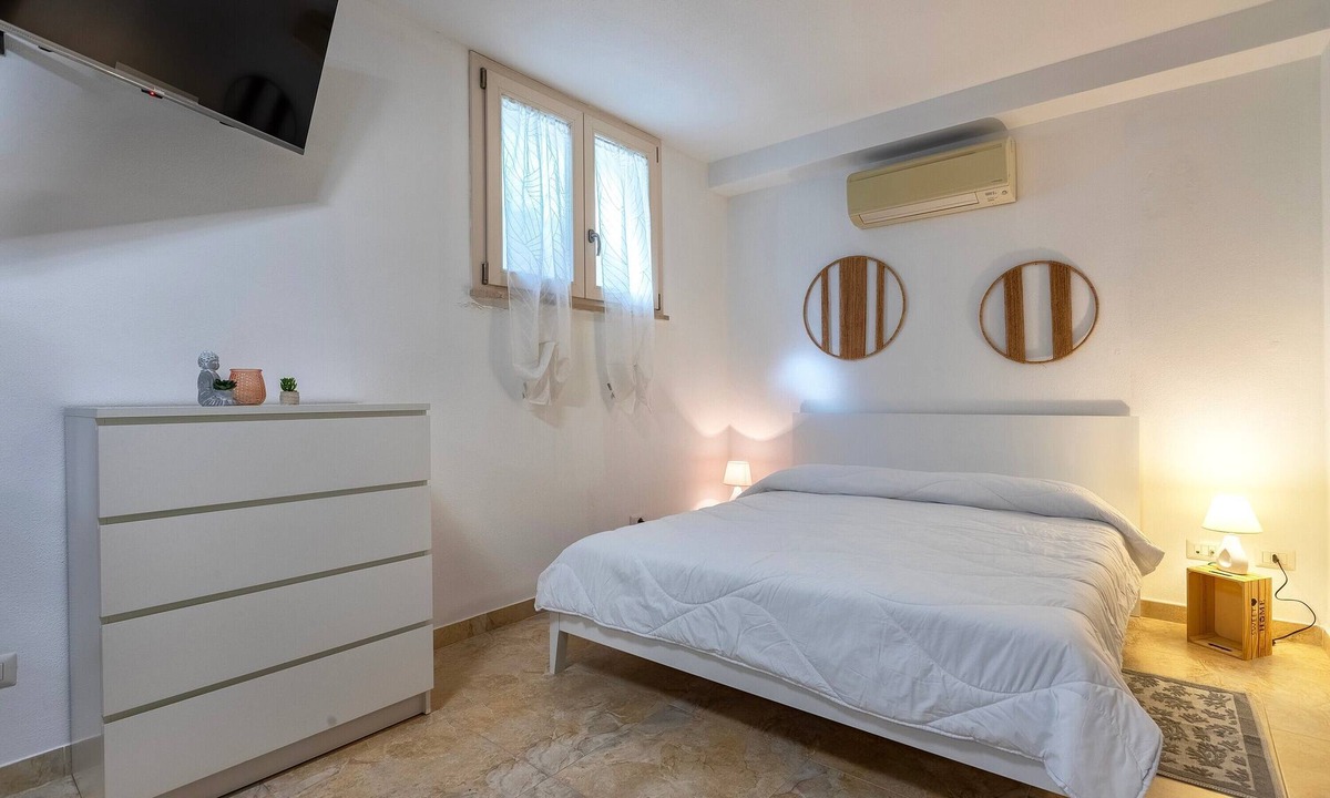 Porto Torres Apartment | Studio Apartment 'L'Angolo Monolocale- Porto Torres' with Shared Terrace, Wi-Fi and Air Conditioning