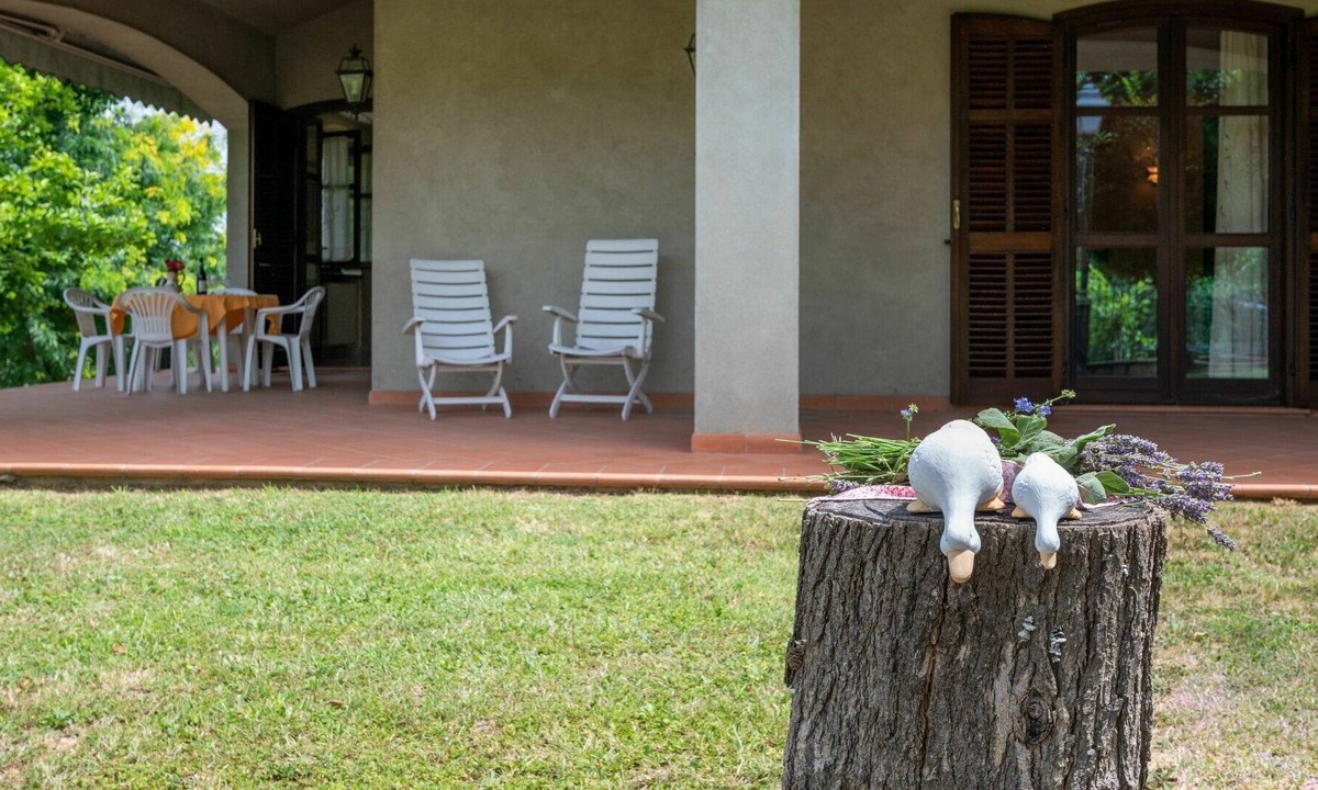 Calosso House | Stunning private villa for 6 people with TV, terrace, pets allowed and parking