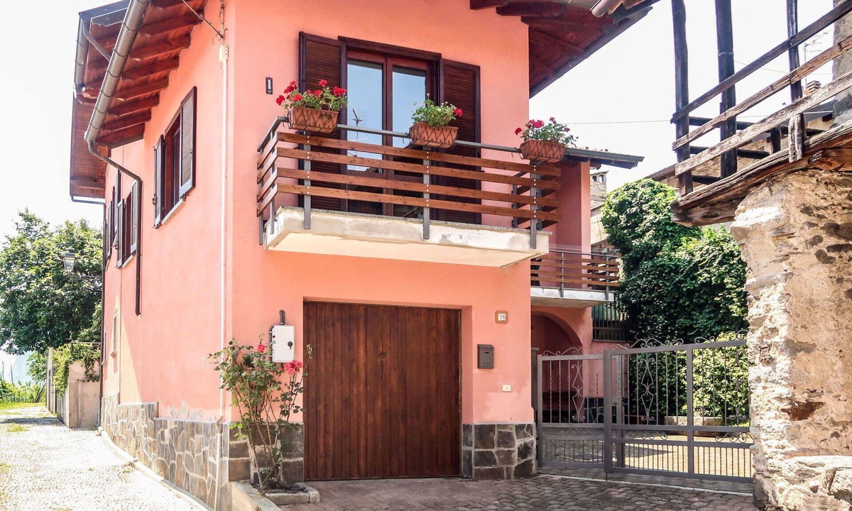 Pella House | Stunning private villa for 6 people with WIFI, TV, patio and pets allowed