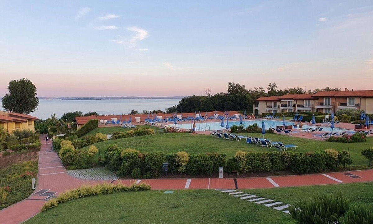 Solarolo Apartment | Stunning three-room lake view in a residence with three swimming pools and 36,000 m2 of greenery