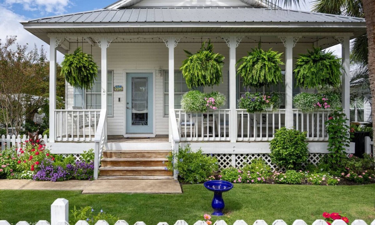 Clipper Cove House | The Brinley House:Steps from Beach/Pool/Bikes etc.