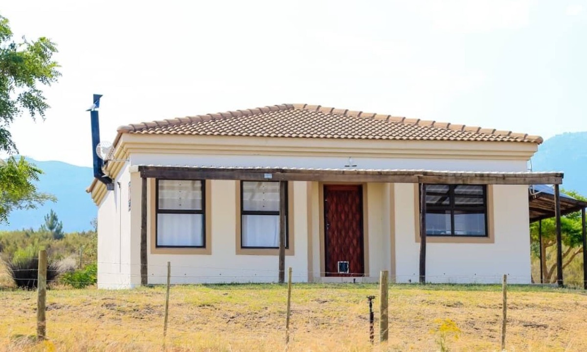 Bot River House | This cosy 2-bedroom cottage offers beautiful mountain and vineyard views.