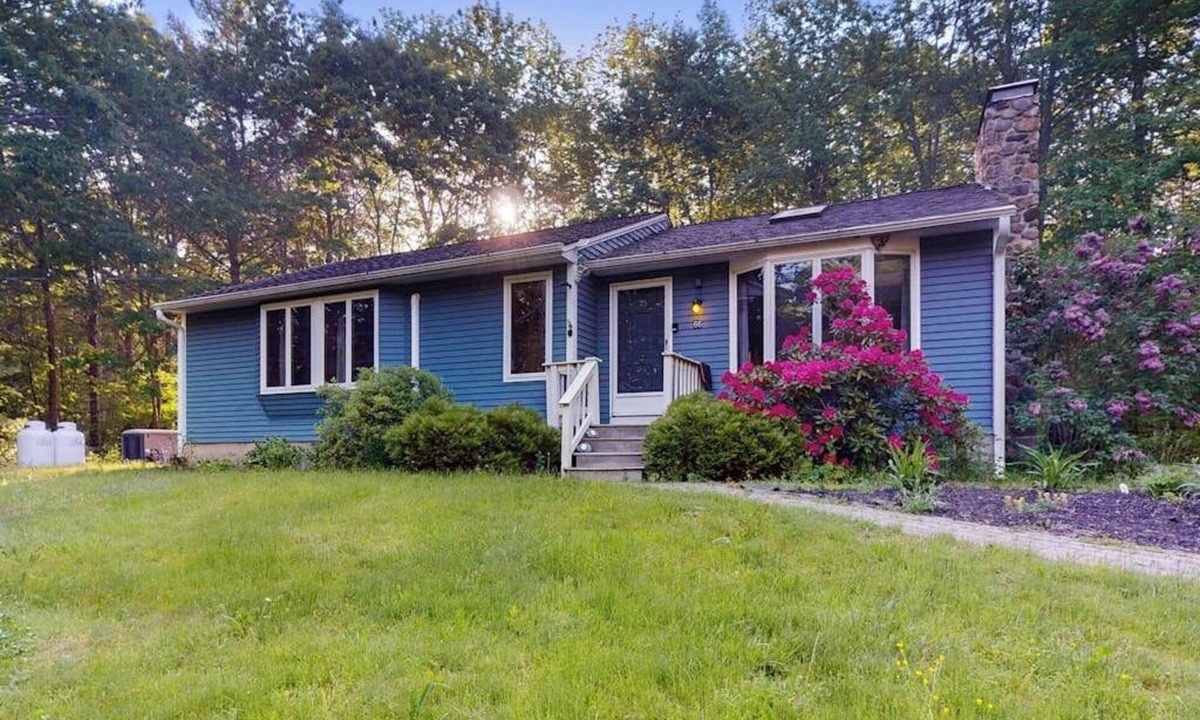 Damariscotta House | Tree-lined home with screened porch & perfect Midcoast location