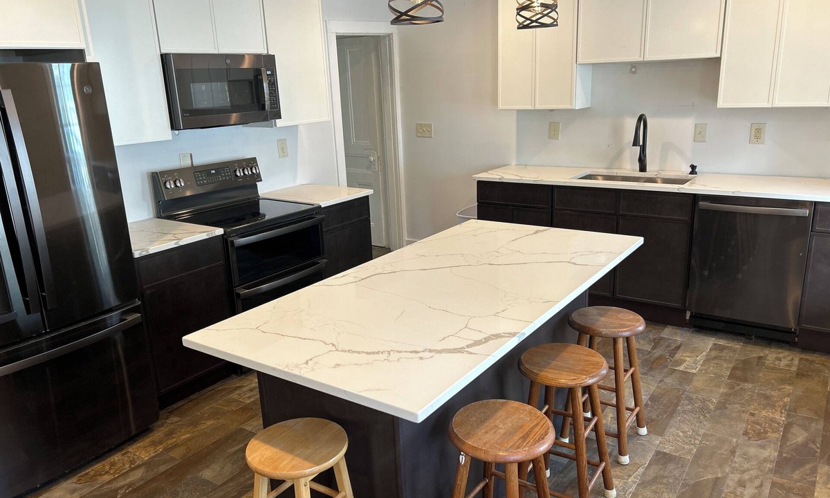 Waterbury Apartment | Loaded Kitchen Sleeps 6, Seats 10 Walk to Dining 15 Min to Stowe Mountain