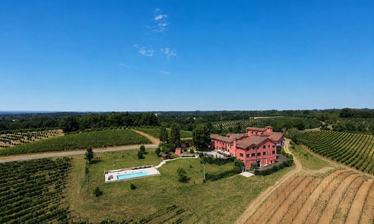 Fubine Villa | Villa in Piedmont with private pool in beautiful vineyard of Tenuta CostaRossa