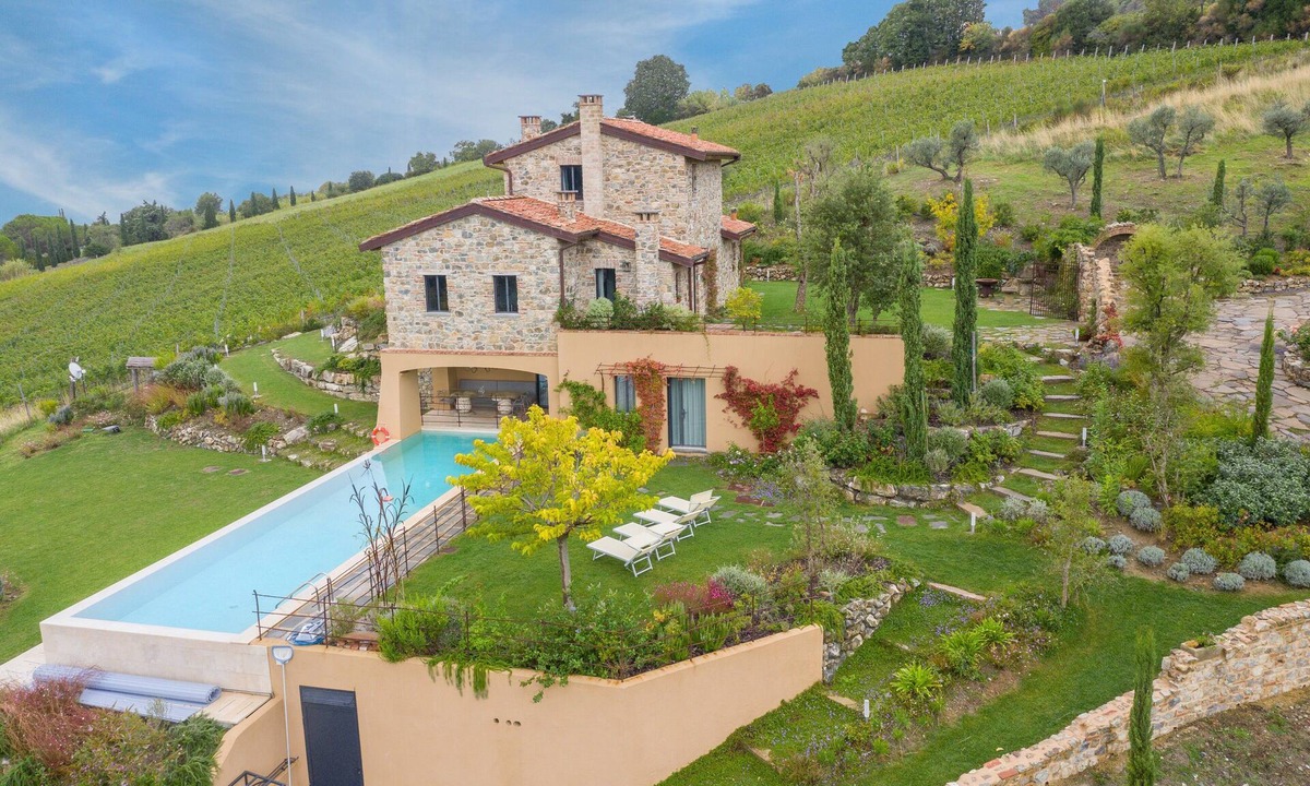 Riparbella Villa | Villa 'Le Sughere' with Sea View, Pool, Terrace and Wi-Fi