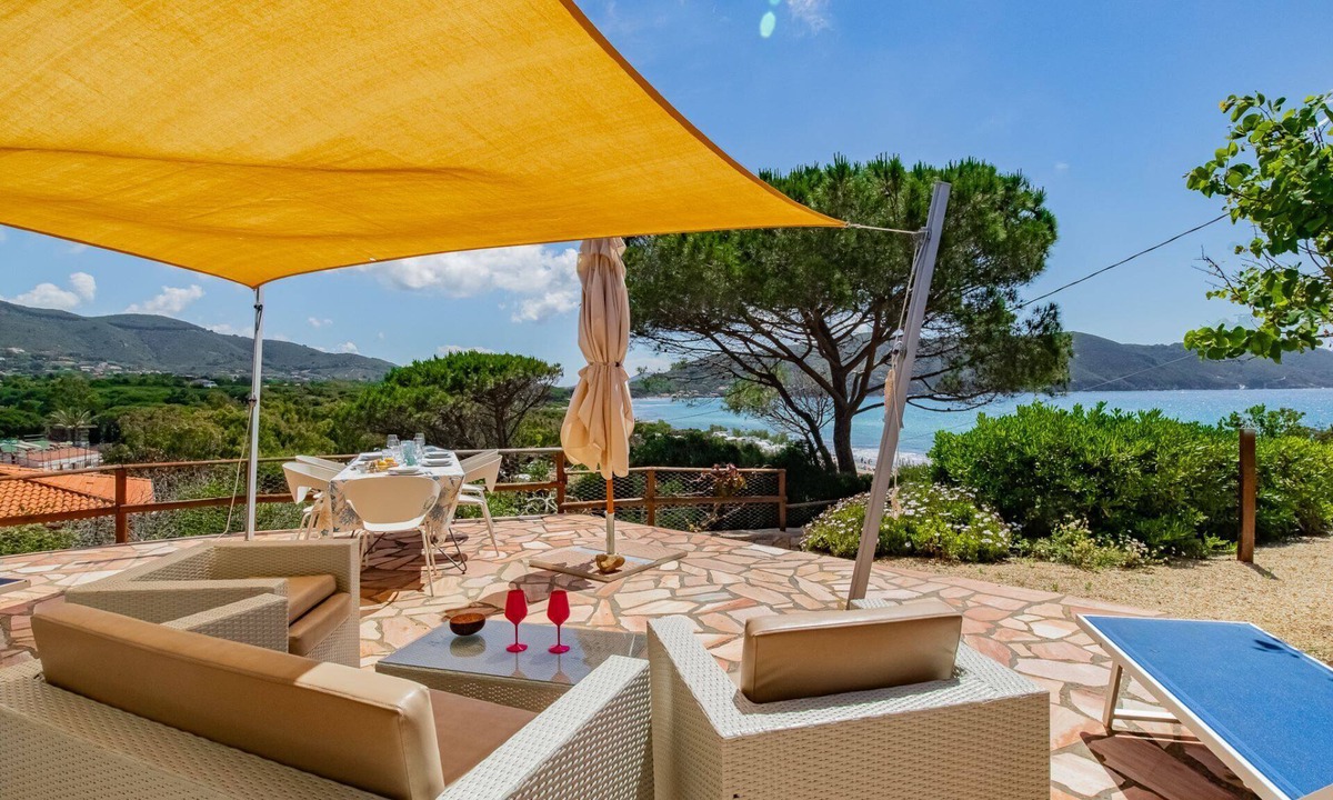 Lacona Villa | Villa Scirocco Est is located 50 meters from the beach in Lacona.