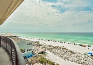 Gulf-Front Condo w/Infinity Pool Access