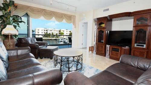 Rock Harbor House | 124 Mariners Club
