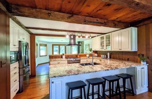 Hyde Park House | 30 mins to Smuggs and Stowe! Tons of room for family and pets!
