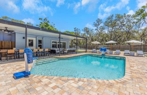 Seminole House | 5-Bedroom Family Resort - Pool - Pickleball - Mini Golf - Volleyball