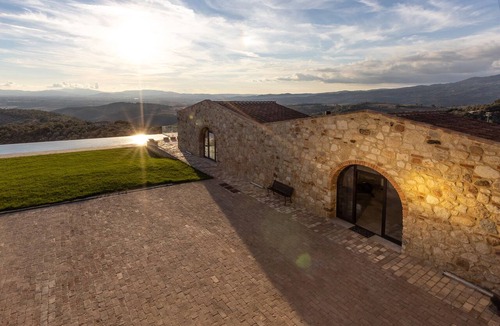 Roccastrada House | A fantastic pool in a Tuscan farmhouse with breathtaking views of the Maremma