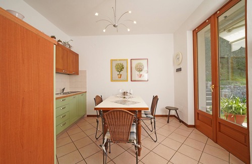 Frader Apartment | Apartment "Anna Torri" with Beautiful Garden and Lake Views