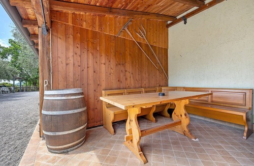 Gaino Apartment | Apartment 'Camera Matrimoniale E Patio Garden' with Lake View, Shared Garden and Wi-Fi