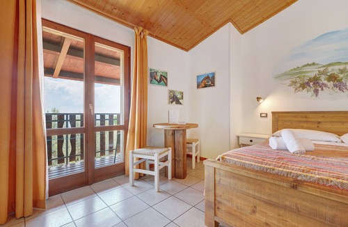 Gaino Apartment | Apartment 'Camera Familiare Classic' with Lake View, Shared Garden and Wi-Fi