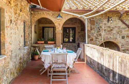 Radicondoli Apartment | Apartment 'Casa In Antico Casolare' with Mountain View, Shared Pool and Wi-Fi