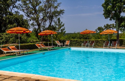 La Pesta Apartment | Apartment 'Casa Vacanza Il Carpignone 1' with Lake View, Pool and Garden