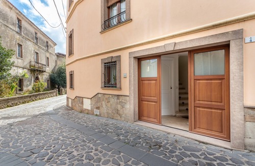 Scano di Montiferro Apartment | Apartment 'Il Fascino Del Borgo Al Primo Piano' with Wi-Fi and Air Conditioning