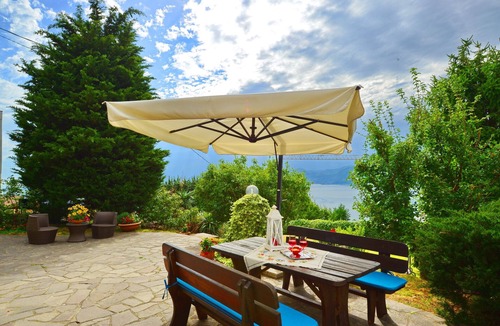Albisano Apartment | Apartment in a house with garden and view of the lake