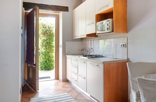 Cerretto Langhe Apartment | Apartment 'La Corte di Langa Alloggio Agata' with Shared Pool & Wi-Fi