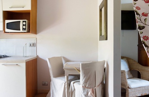 Cerretto Langhe Apartment | Apartment 'La Corte di Langa Alloggio Agata' with Shared Pool & Wi-Fi