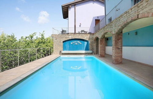Cerretto Langhe Apartment | Apartment 'La Corte di Langa Alloggio Agata' with Shared Pool & Wi-Fi
