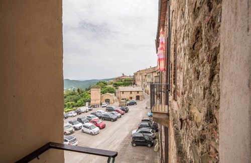 Radicondoli Apartment | Apartment "Radicondoli House" with Balcony & Wi-Fi