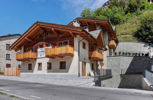Isolaccia Apartment | Apartment 'Rododendro' with Mountain View, Private Garden and Wi-Fi
