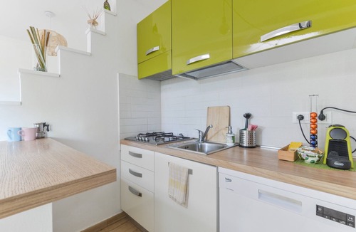 Lacona Apartment | Apartment "Villa Sterlizia-Verde" with Sea View, Wi-Fi and Terrace