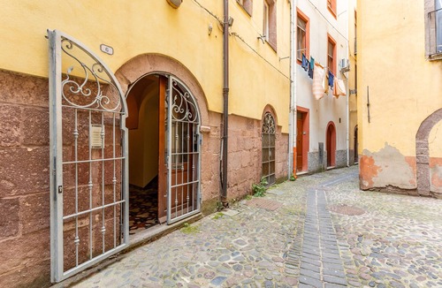 Bosa Historic Centre Apartment | Apartment 'Vista Sul Fiume' with Temo River View, Wi-Fi and Air Conditioning