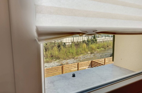Rossiglione Apartment | Apartment with River View Bedroom