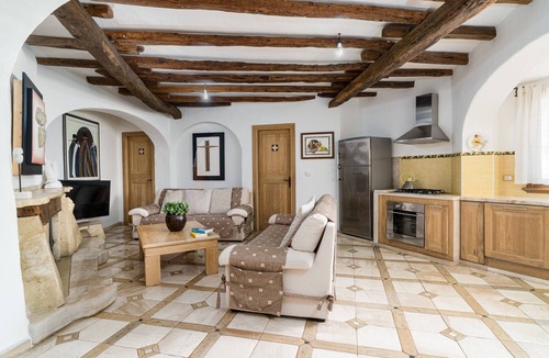 Dorgali Apartment | “Art House” Apartment with Mountain View, Private Terrace and Wi-Fi