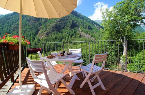 Ala di Stura Ski Chalet | Baus's Cabins. A mountain cabin in the village—warm, cozy, and offering breathtaking views.