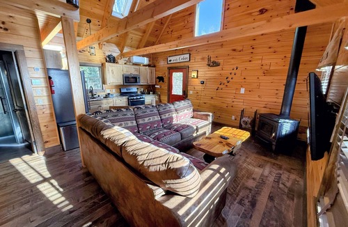 Carroll Cabin | BC Log cabin 1 mile from Mt Washington Hotel, beach, slope views! Hot tub, volleyball, trails!