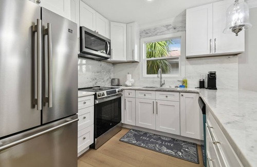 Indian Rocks Beach Apartment | Beach Retreat 2BR/2BA Steps to Indian Rocks & Clearwater + Hot Tub