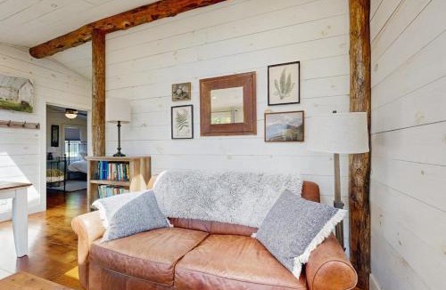Boothbay Harbor House | Beautifully updated cabin near town & Barrett