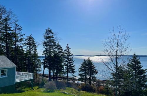 Orrs Island House | Betty's Place - Cozy ocean front getaway with views of Casco Bay