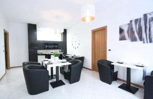 Cantu House | Black and White