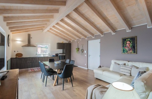 Aurogna Apartment | Blooms by the Lake - Four Bedroom Apartment, Sleeps 9