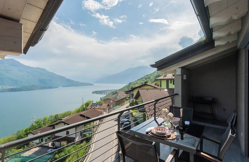 Aurogna Apartment | Blooms by the Lake - Four Bedroom Apartment, Sleeps 9