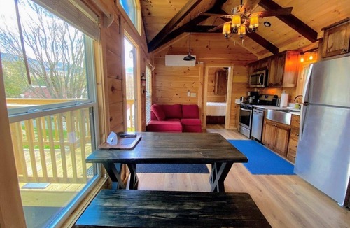 Twin Mountain Cabin | BMV1 Awesome "Tiny Home" A/C, Mountain Views, Minutes to Skiing, Hiking, Attractions, Dog Friendly!