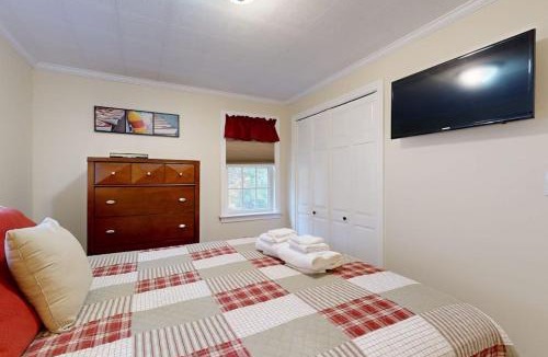 East Boothbay House | Boothbay Harbor Home with Water Views | Near Dining & Whale Watching