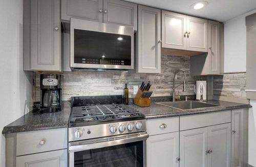 Bethel Apartment | Broad Street 2 | Chickadee