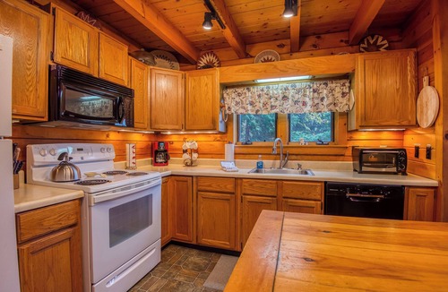Rangeley House | 🐾Butler House - Spacious log home nestled in the woods, dog friendly