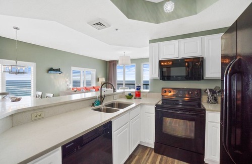 Panama City Beach Condo | Calypso 2201E - Gulf-front Corner Unit Near Pier Park, Beach Service