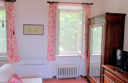 Govone House | Casa Menestrello A: A welcoming studio apartment situated in the Roero area of Piedmont, with Free WI-FI.