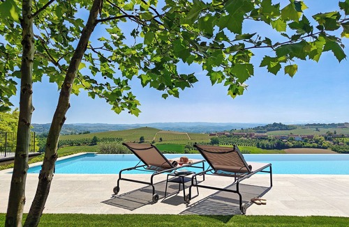 San Martino Alfieri House | Casa Profumi di Barbera 4: Infinity Pool, 2 Luxurious Bedrooms & Historic Charm