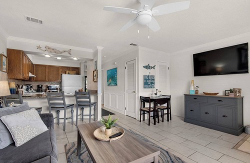 Scenic Gulf Drive Condo | Charming 1-bedroom condo in superb Destin with WiFi, AC
